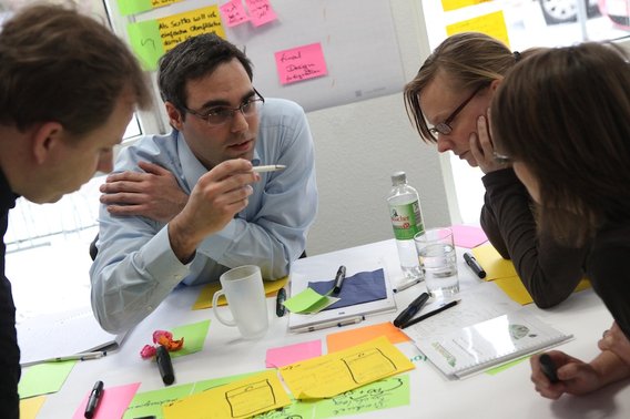 wibas Scrum Schulungsteilnehmer diskutieren im Team