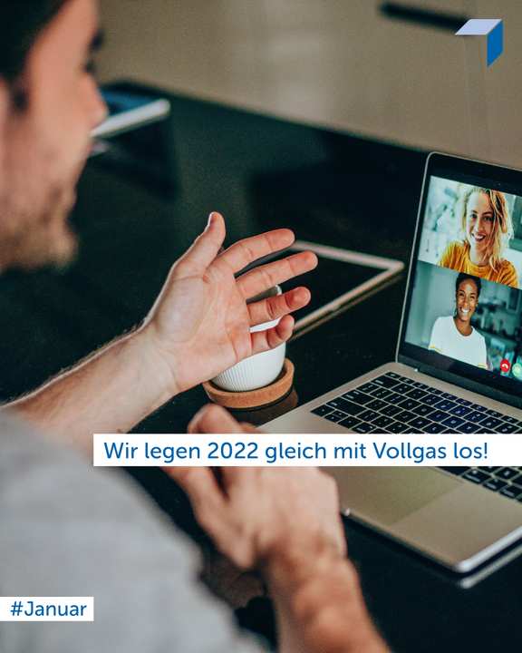 Schulterblick auf Laptop mit Videocall