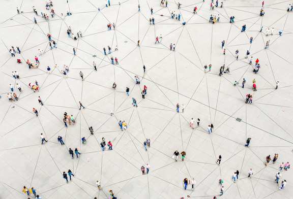 Viele Menschen stehen auf einer großen Fläche und sind miteinander vernetzt