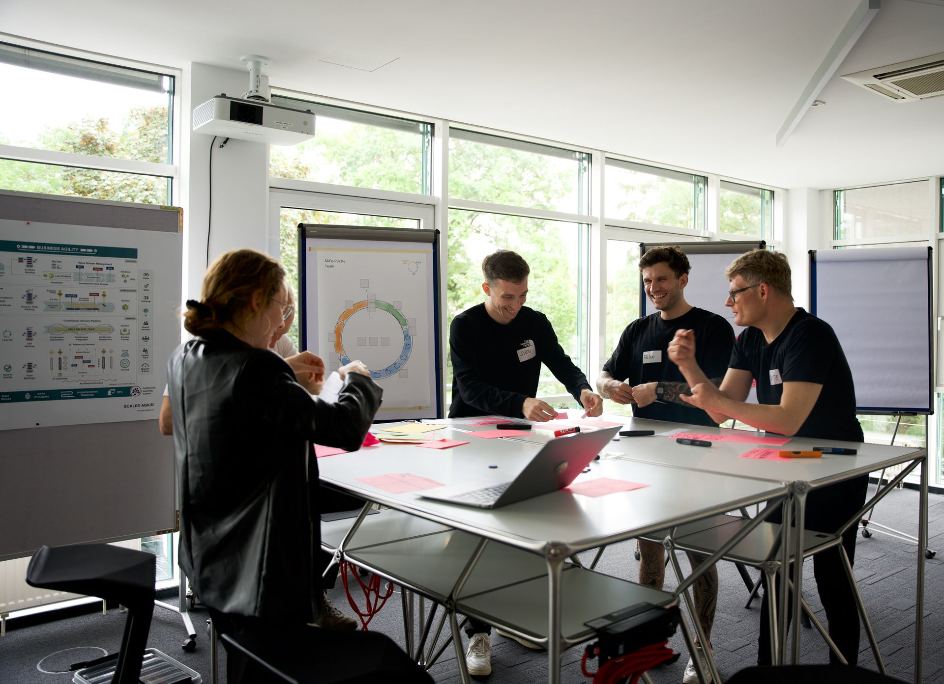 5 Personen machen das SAFe Puzzle Team während einer SAFe Schulung.