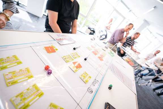 Das Bild zeigt eine Kanban Schulung, in der die Kanban Flow Game Simulation gespielt wird.