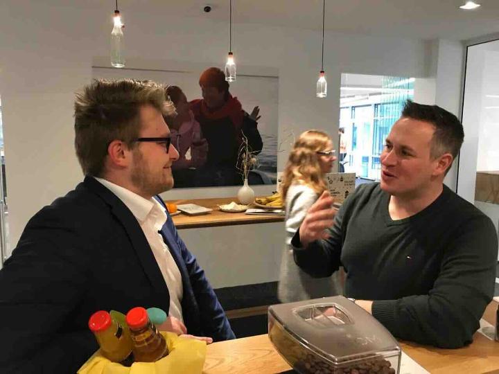 Björn und Max reden am Tisch