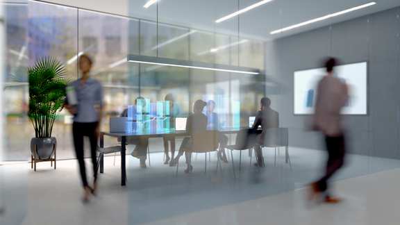 Menschen im Büro mit Bewegungsunschärfe