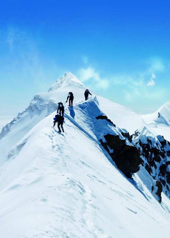 Bild mit Menschen, die auf einen Berg steigen.