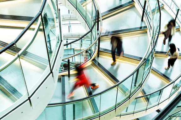 Menschen, die eine Treppe runterlaufen
