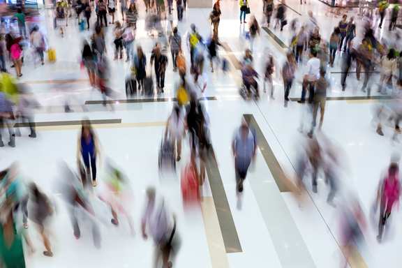 A hall with many people in motion, blurred image