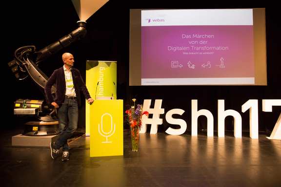 Experte Oliver Nößler bei einem Vortrag zum Thema Digitalisierung
