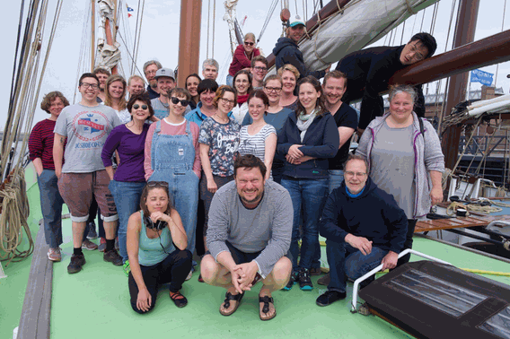 Gruppenbild auf dem Schiffsdeck zum Abschluss des Segelns