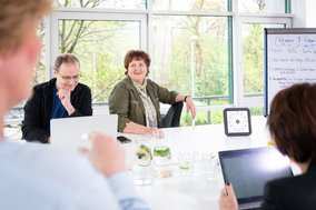 OneTeam arbeitet im Meeting und lachen