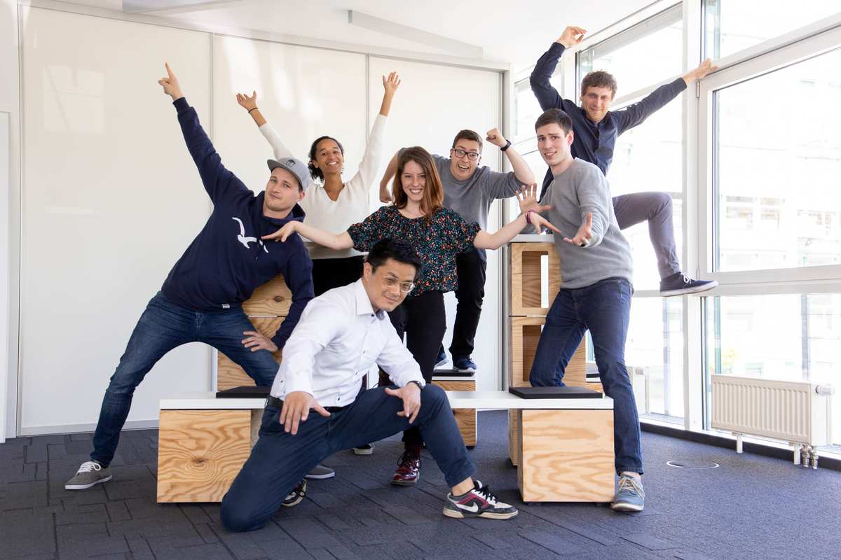 Eine Gruppe von 7 Werkstudenten posiert als Power Rangers