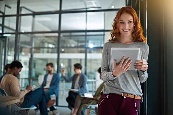 eine Frau mit iPad
