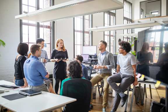 Ein Transformations-Team bespricht den Arbeitstag