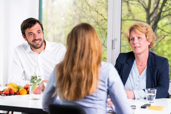 Drei Menschen im Gespräch