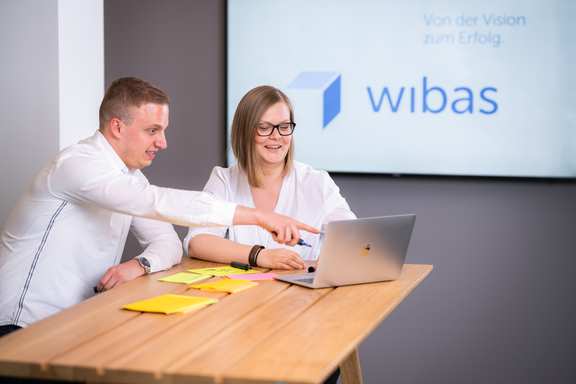2 young people working together on laptop
