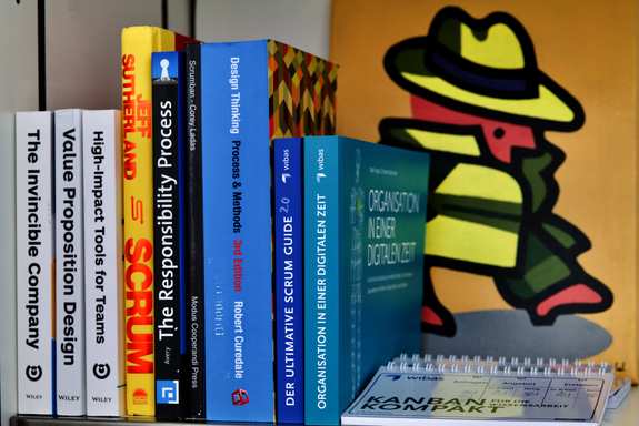 wibas Bücher im Regal