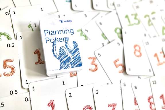 Das Planning Poker Kartenset ausgebreitet; und ein Kartendeck obenauf gelegt