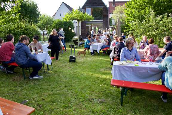 wibas Mitarbeiter feiern ein Gartenfest